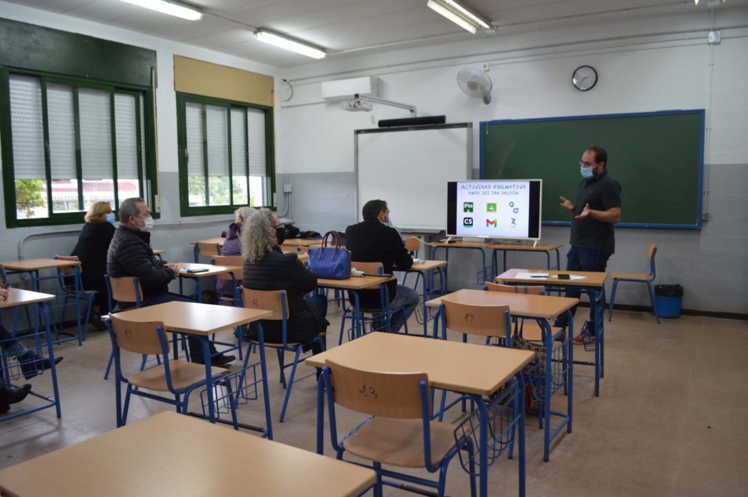 Las familias se forman en el correcto uso de las aplicaciones informáticas