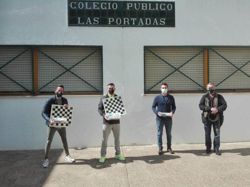 Reparto de juegos del ‘Ajedrez en la Escuela’ en los centros inscritos