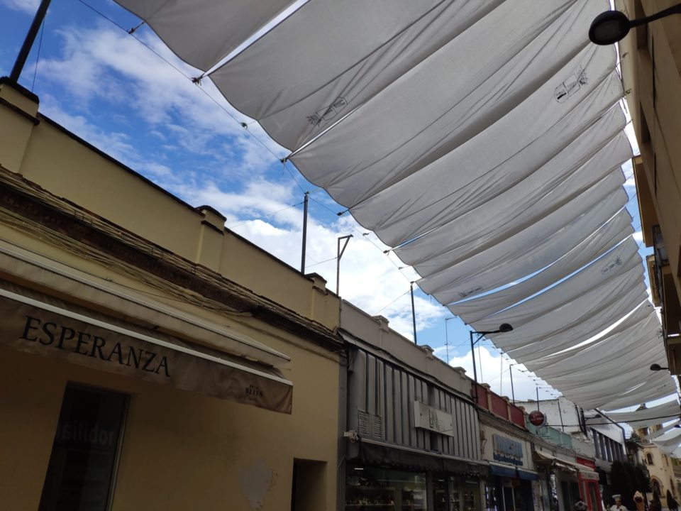 La instalación de toldos en el centro ya está en marcha