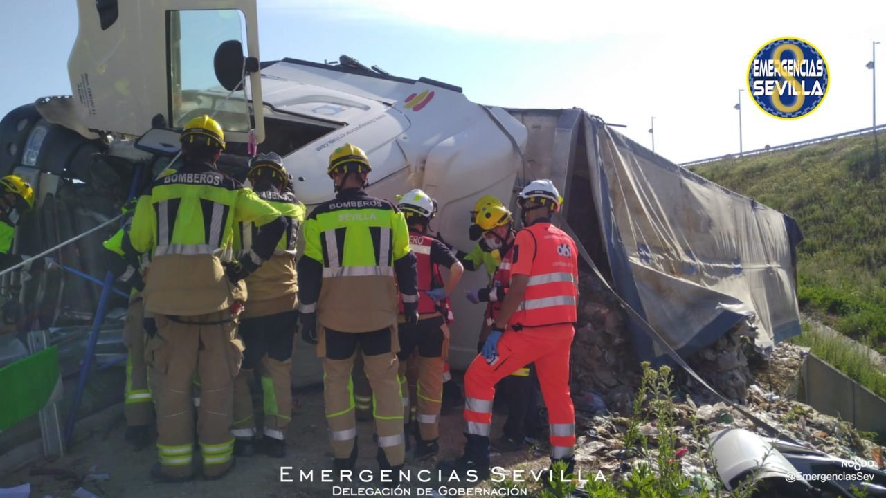Un camión vuelca en la A-4 en el ramal de acceso a la SE-40