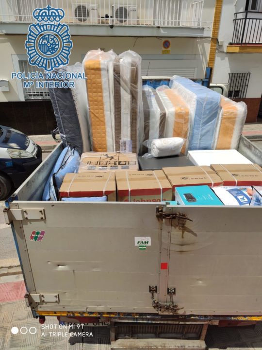Roban un camión  y electrodomésticos, valorados en 15.000 euros
