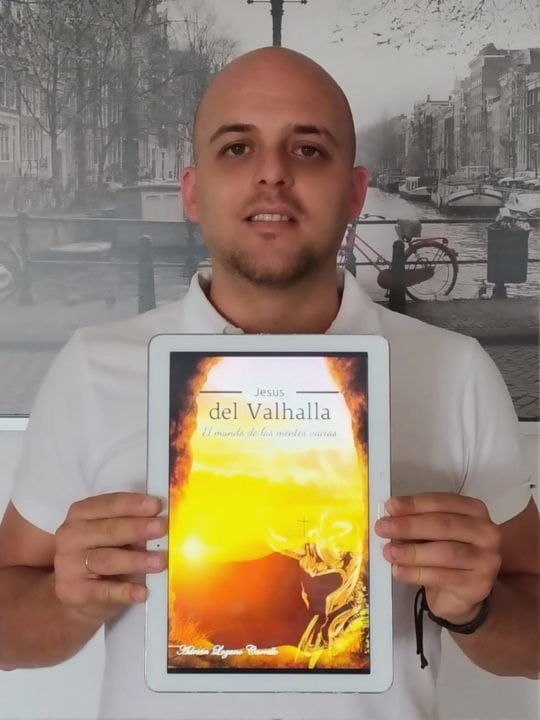 Jesús del Valhalla, primer libro del nazareno Adrián Lozano