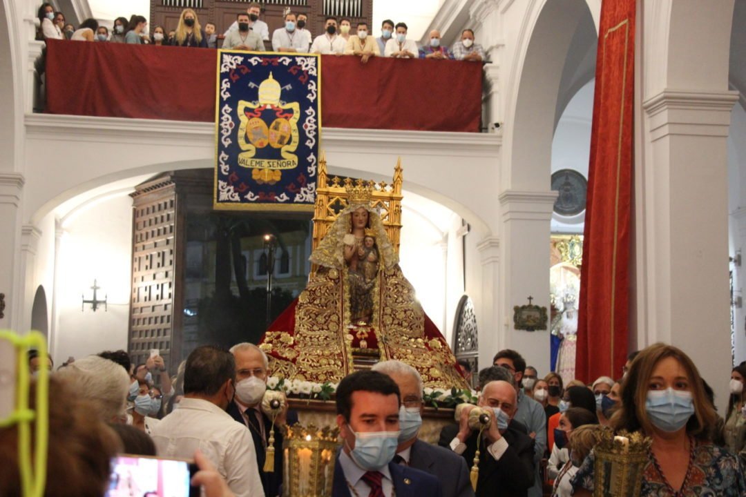 Nuevo manto de bordados toreros para la Virgen de Valme