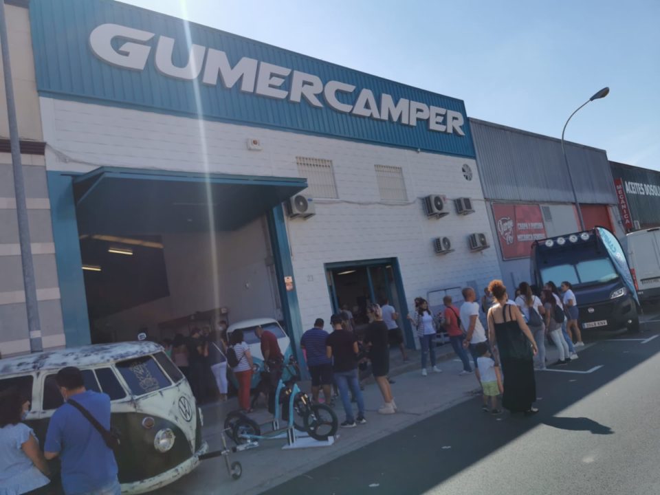 Acto de inauguración de la nueva tienda de Gumer Camper