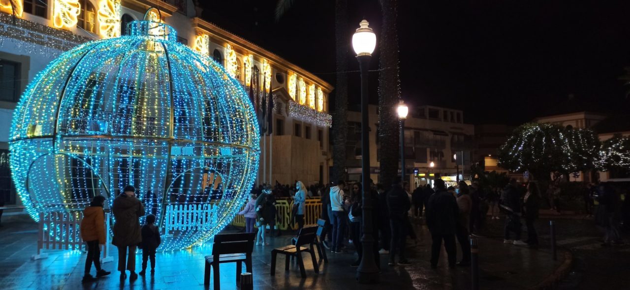 170 arcos ya iluminan la Navidad de Dos Hermanas