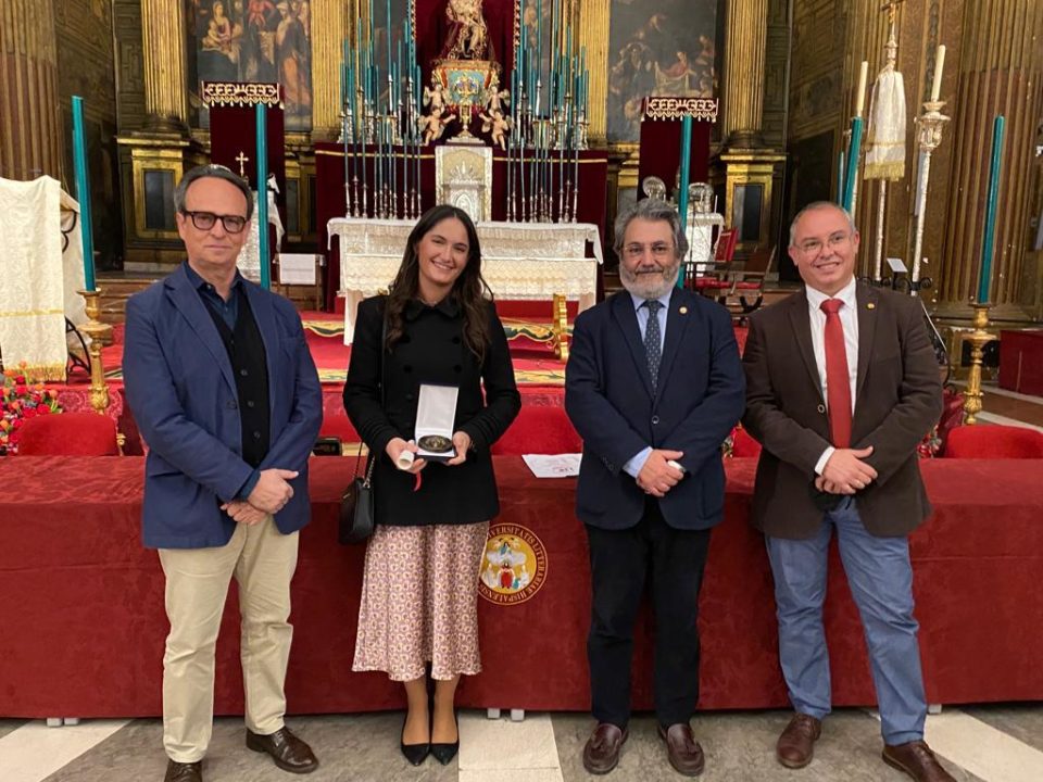 Aurora Ruiz recibe la medalla al mejor expediente de Bellas Artes