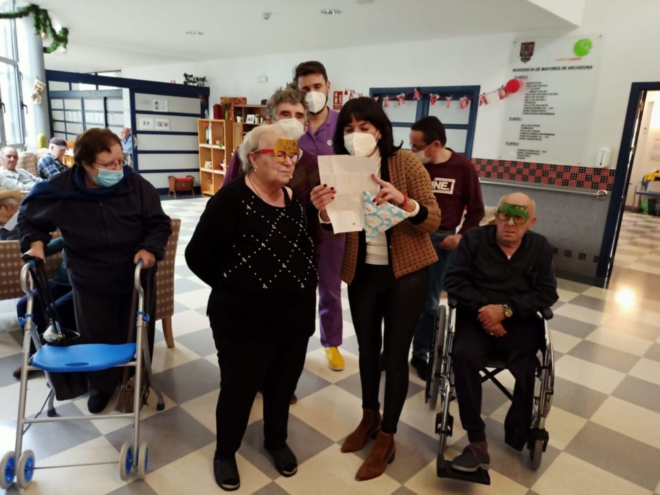 El IES Alvareda envía regalos de Navidad a una residencia