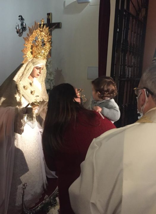 Los niños y niñas son presentados a la Virgen