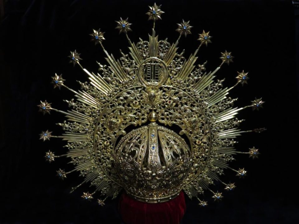 La corona y el puñal de salida de la Virgen del Mayor Dolor a restauración
