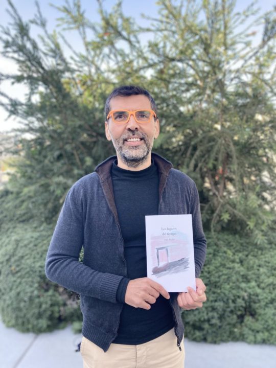 Luis Millán presenta su poemario en la biblioteca