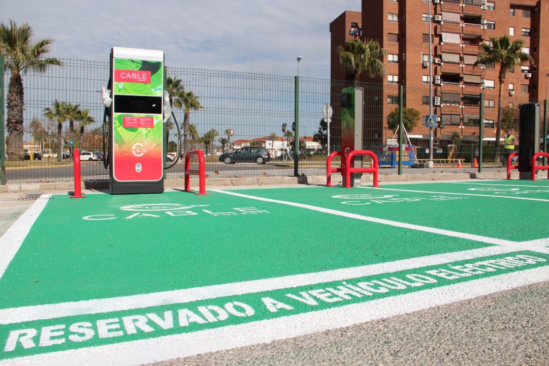 Cargador de vehículos eléctricos en el aparcamiento de Condequinto