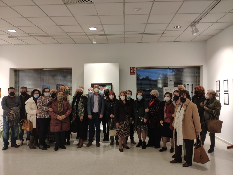 Dos talleres culturales exponen en la biblioteca de Montequinto