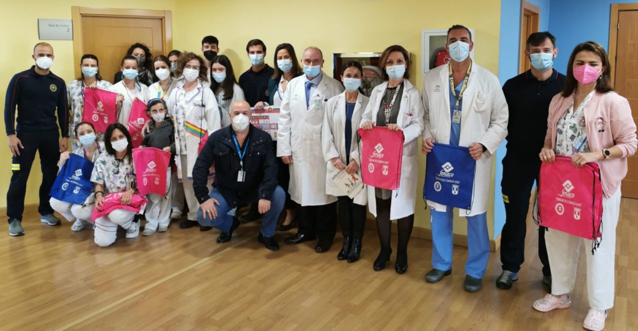 Pediatría del Hospital de Valme recibe material didáctico de los bomberos