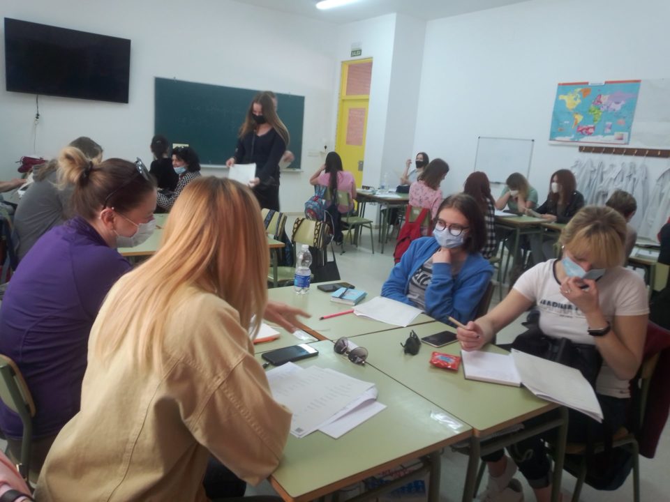 La asociación Dos Hermanas Solidaria imparte español a ucranianos