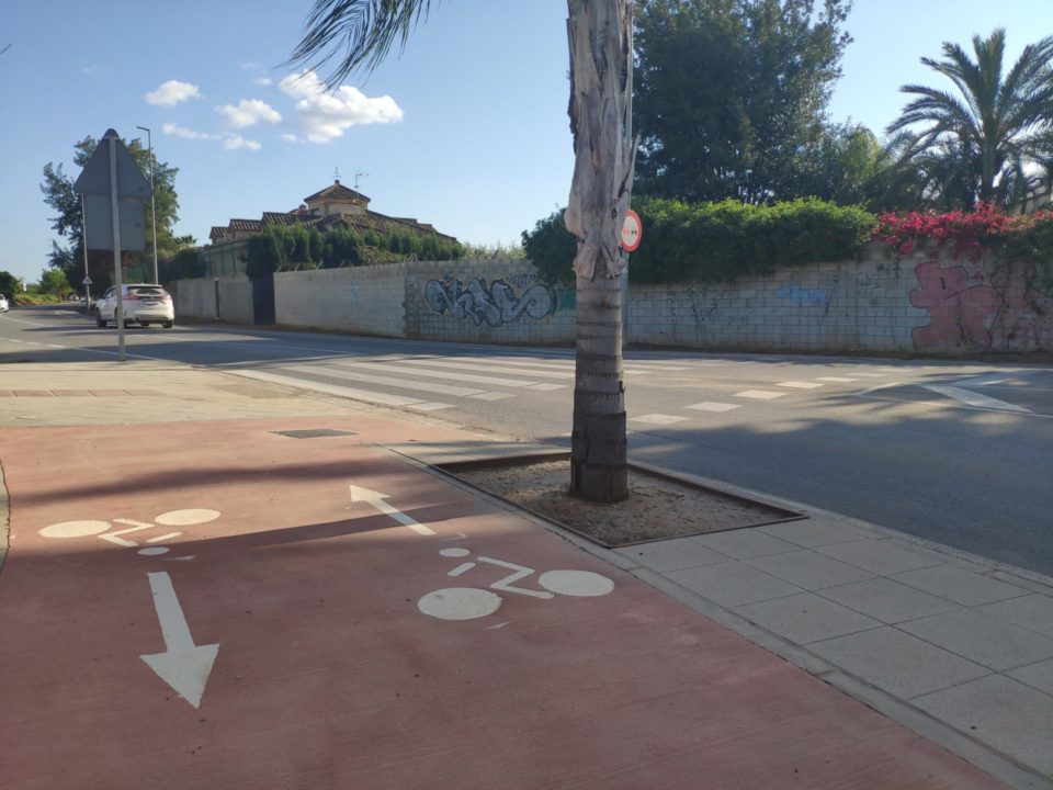 Acerado y carril bici en el vial de acceso a Las Portadas