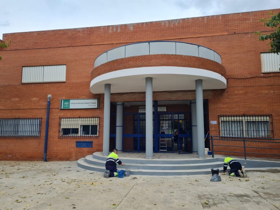 Sigue el plan de mejoras de las entradas y patios de los coles