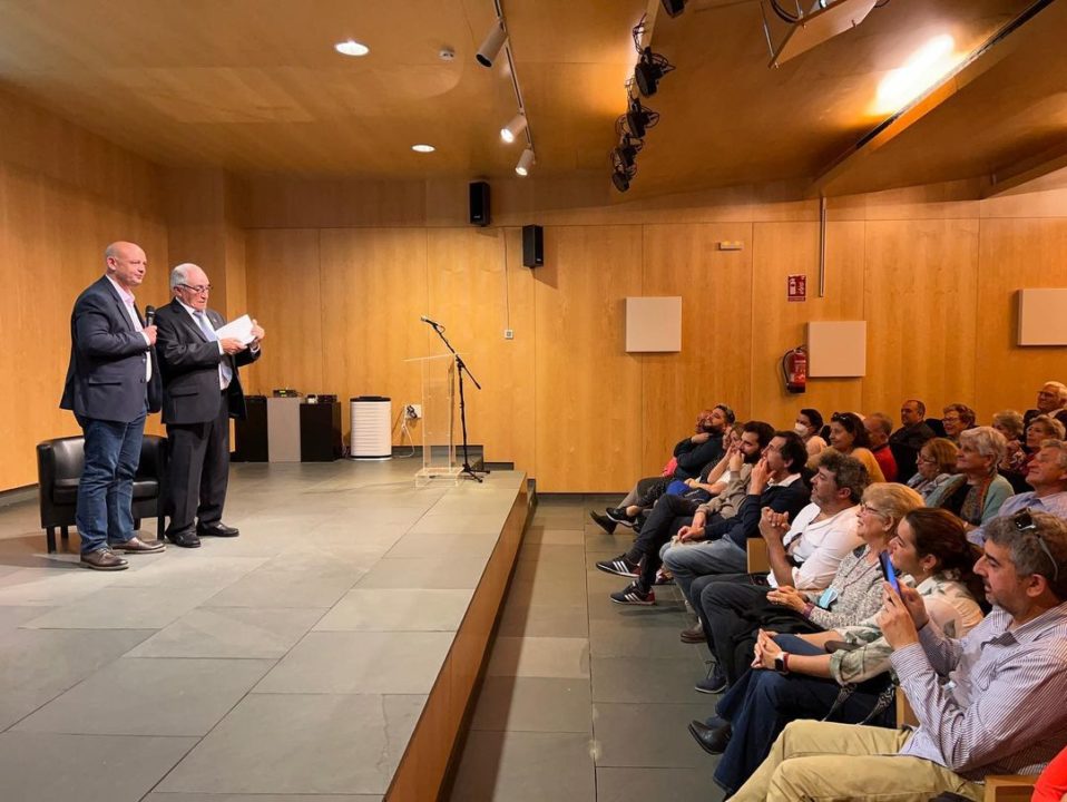 Antonio Morales Alcocer presentó las anécdotas de su pueblo con humor