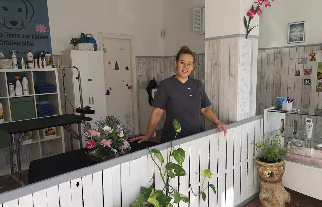 Cristina Oliva traslada su peluquería canina a la barriada de Cantely