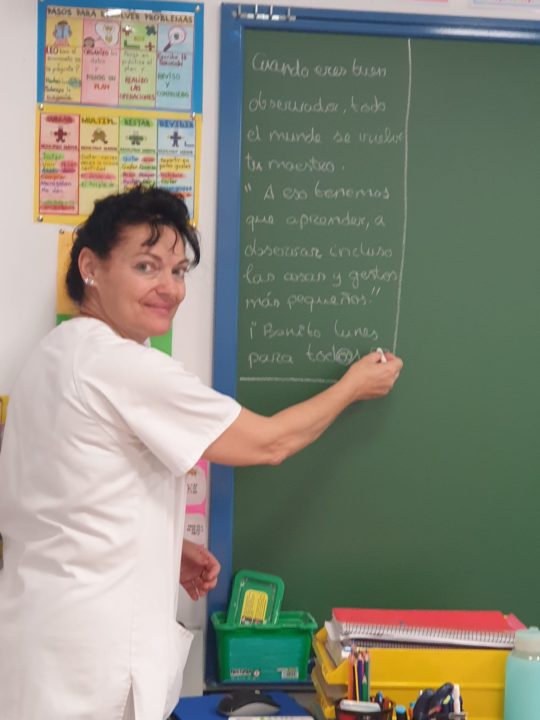 La limpiadora que deja mensajes positivos al alumnado en la pizarra