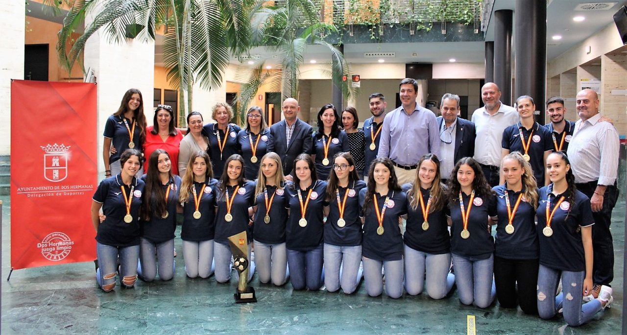 Recepción en el Ayuntamiento de las cadetes del BM Montequinto
