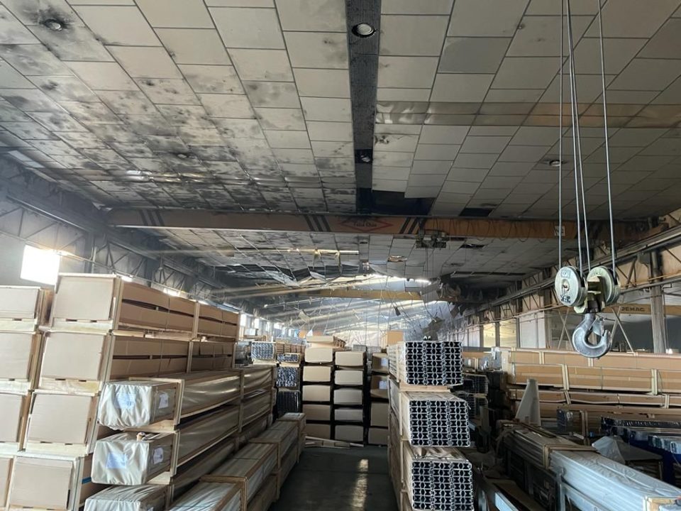 Aparatoso incendio en una nave de aluminios de la Nacional IV