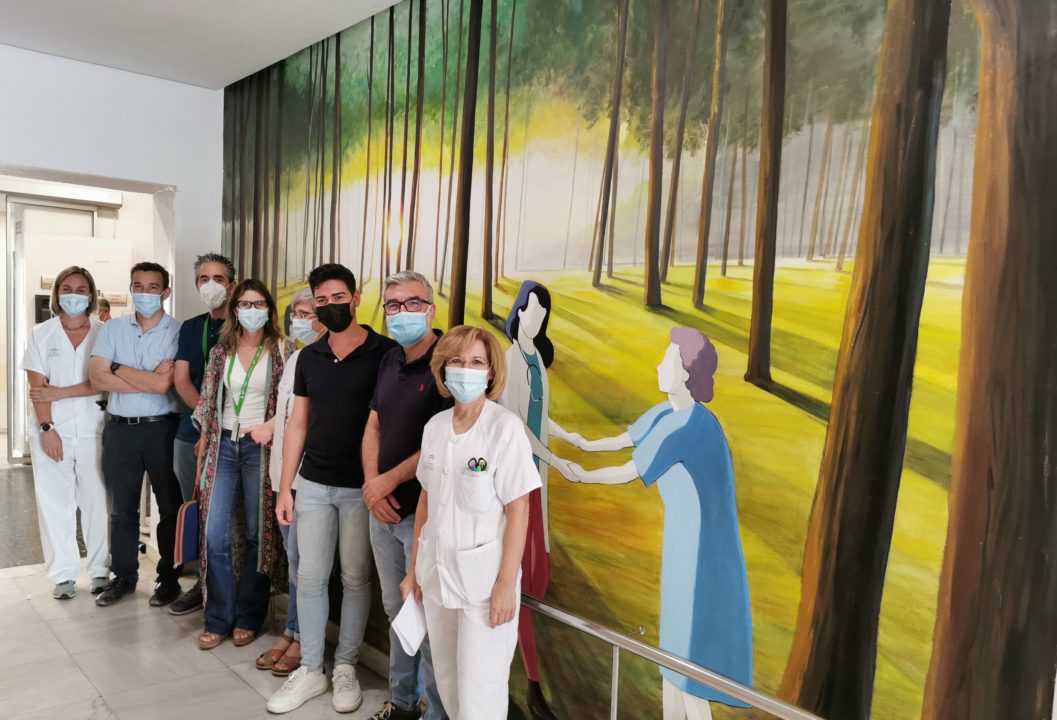 Un mural para recibir a los pacientes del Hospital El Tomillar