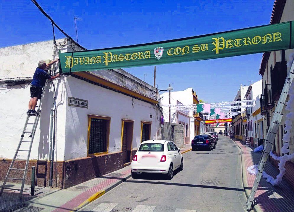 La calle Divina Pastora ya espera con ilusión a Santa Ana