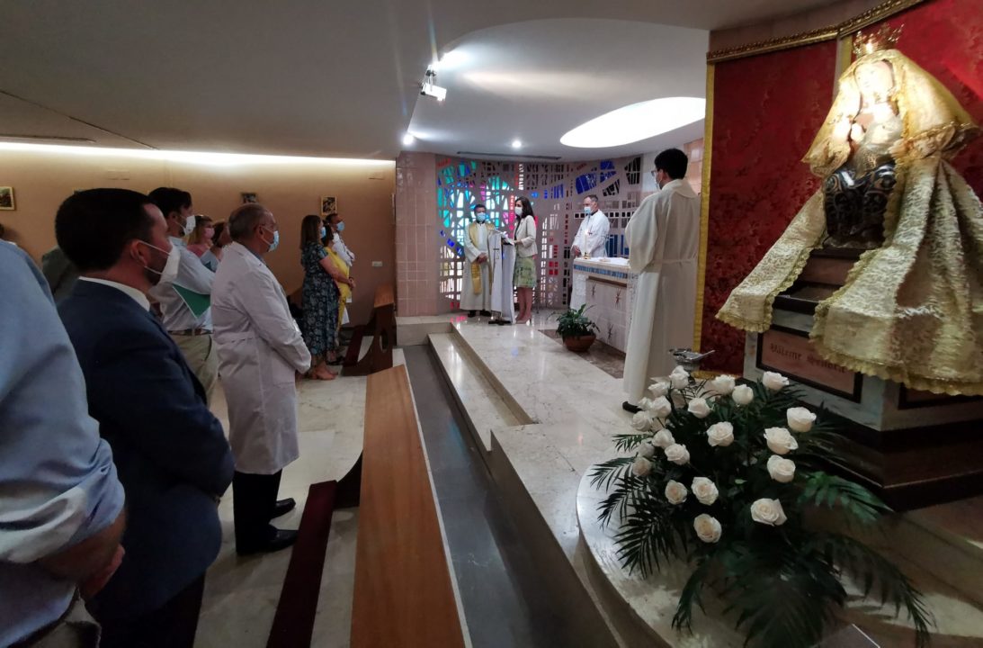 El hospital ya tiene una réplica de la Virgen de Valme en su 40º aniversario