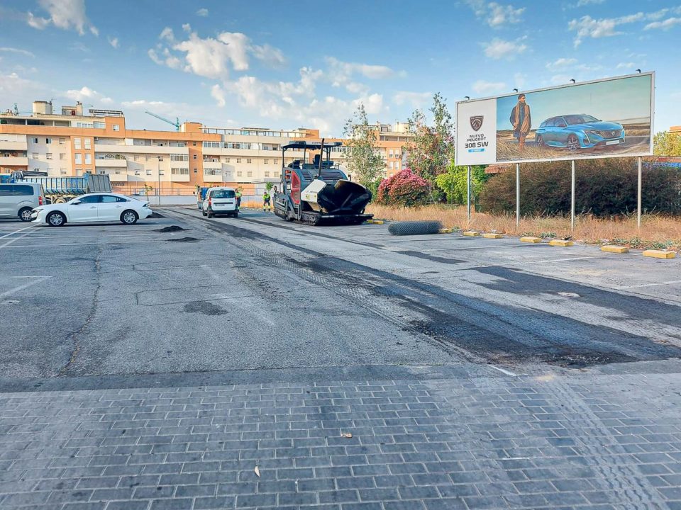 Reasfaltado de un aparcamiento en la barriada de Montequinto