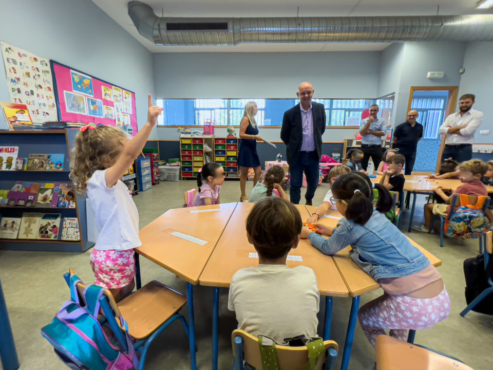 El alcalde inaugura el nuevo curso visitan dos colegios