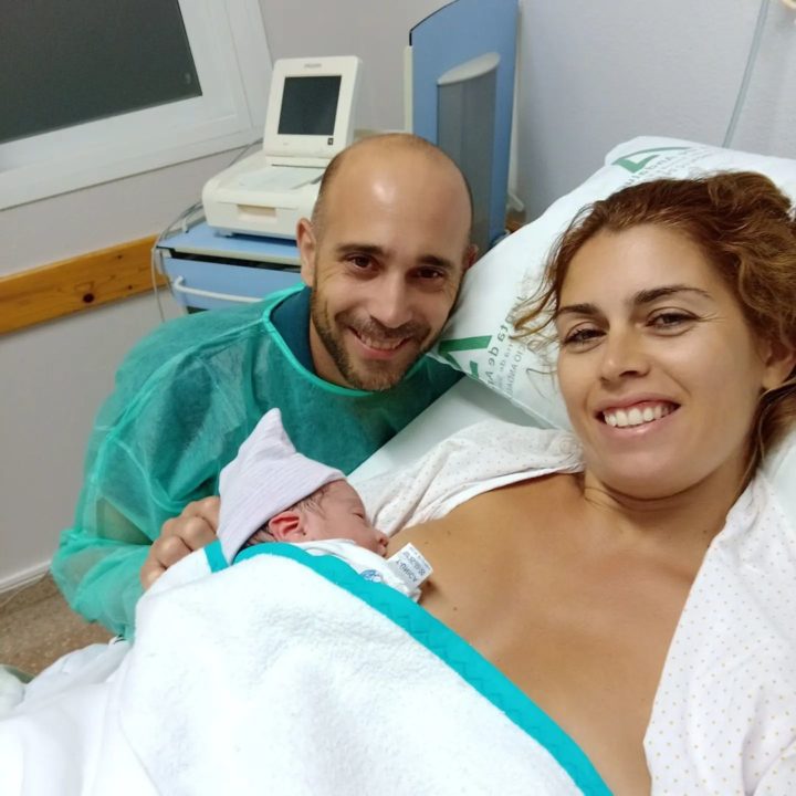 Dio a luz en casa con el padre de matrón y el 061 al teléfono