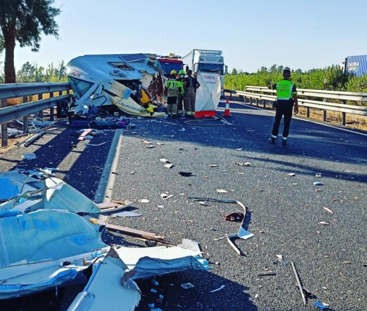 Fallece un hombre en un accidente entre un camión y una autocaravana