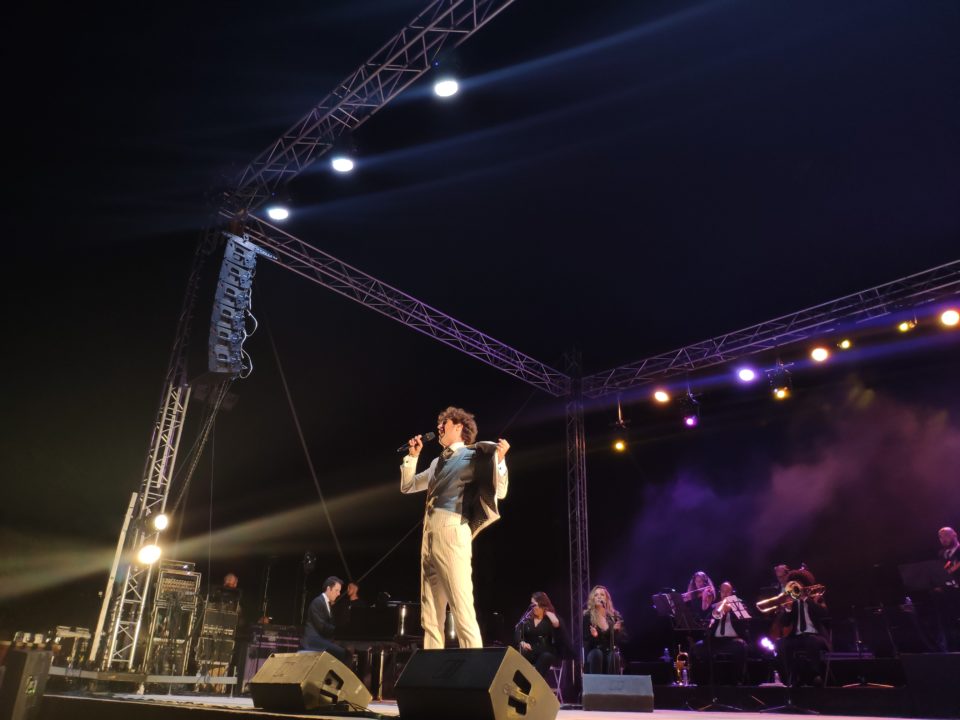 Manuel Lombo volvió a cantar a la gente de su pueblo