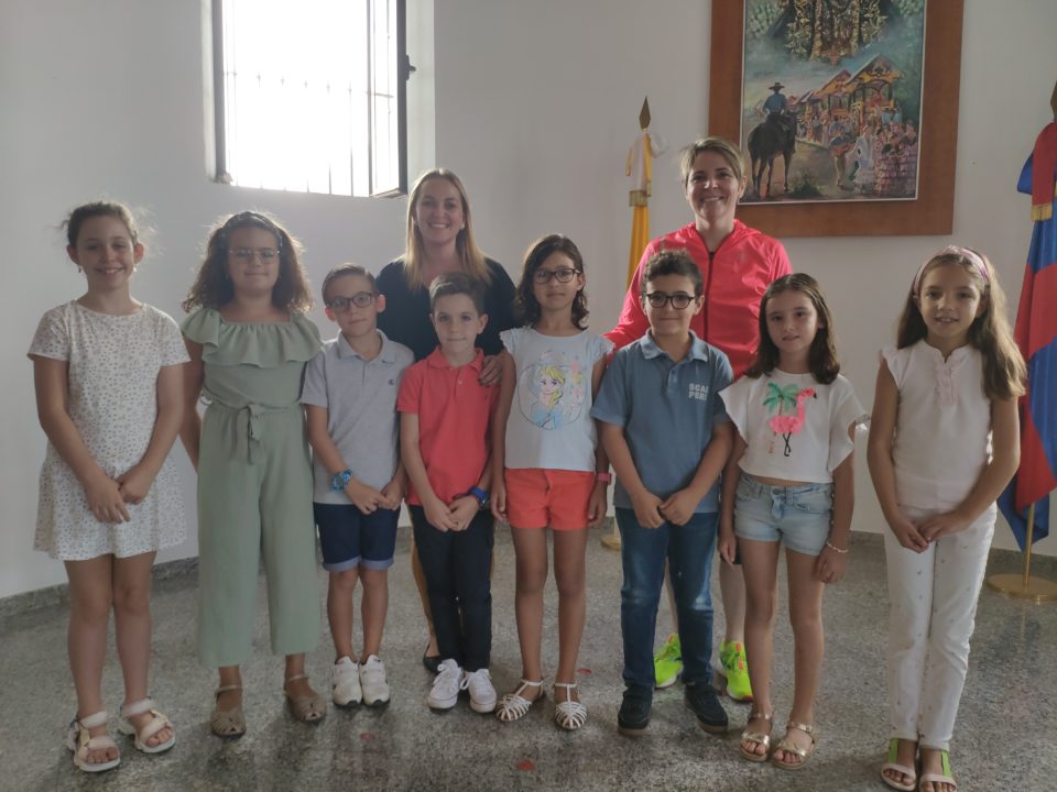 Los escolares vuelven a hacer su ofrenda a la Virgen de Valme