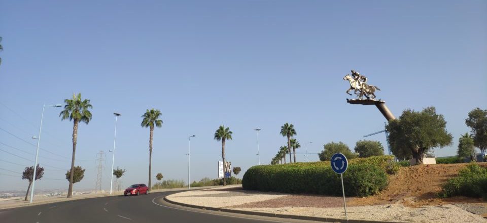 El monumento de los caballos ya preside la glorieta del hipódromo