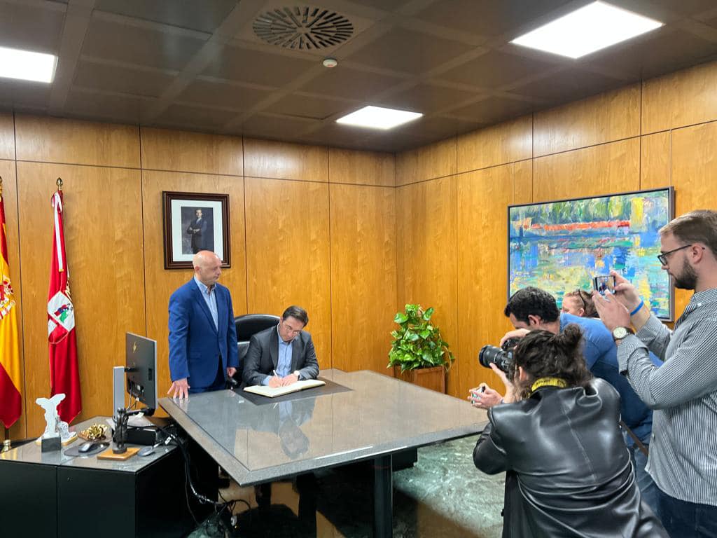 El ministro de Asuntos Exteriores visitó el Ayuntamiento
