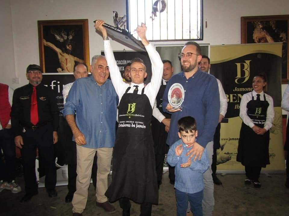 Juan Carlos Garrido,mejor cortador de jamón en La Puebla de Cazalla