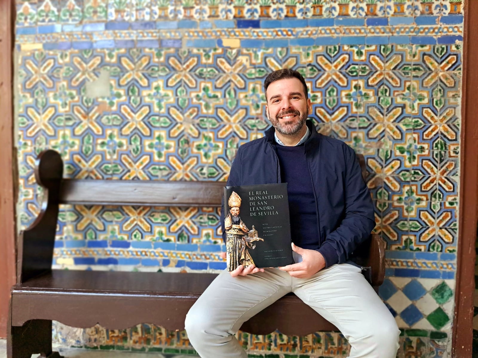 Salvador Guijo presenta libro y comisaria una exposición en Sevilla