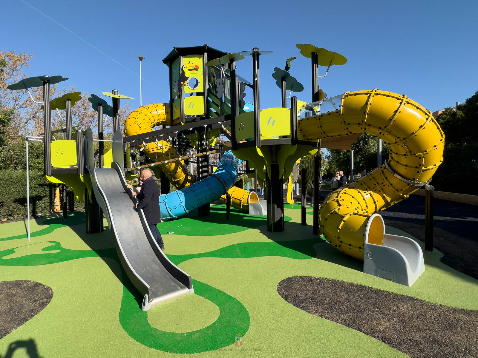 Ultimando los trabajos de los nuevos juegos infantiles de los parques municipales