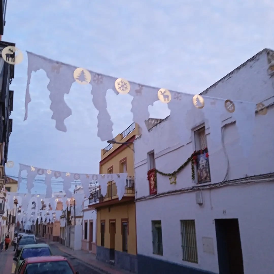 Guirnaldas de guata blanca decoran la calle Divina Pastora