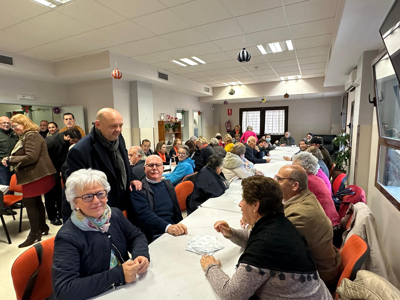 Convivencia navideña en el centro de mayores de Los Montecillos