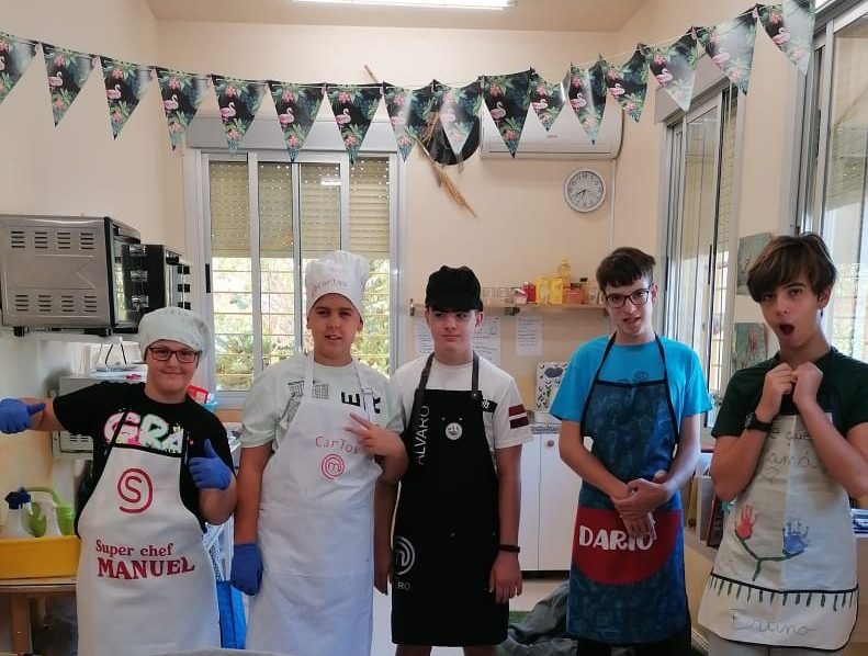 El aula específica se transforma en cocina y su alumnado, en reposteros