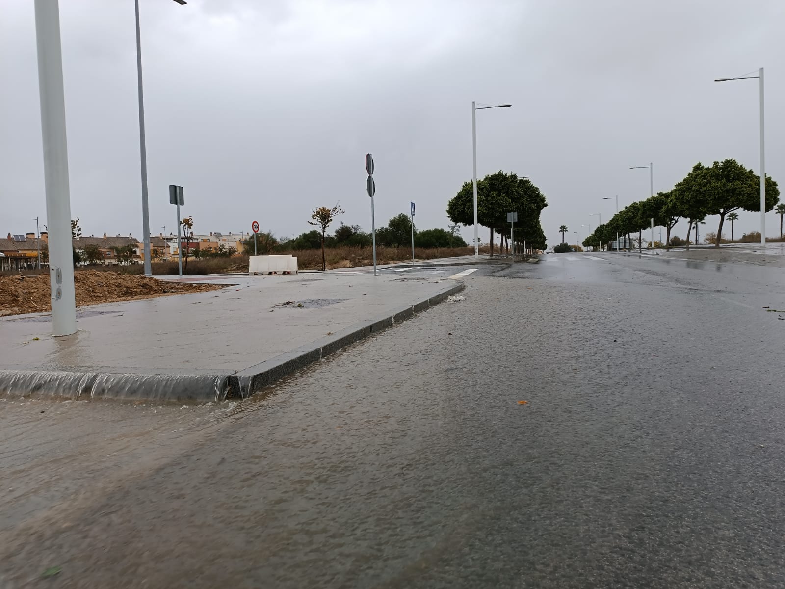 Decena de incidencias por el temporal de viento y lluvia este jueves