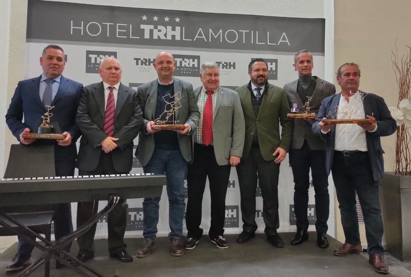 Pepe Cabrera homenajea a personalidades nazarenas con sus artesanías