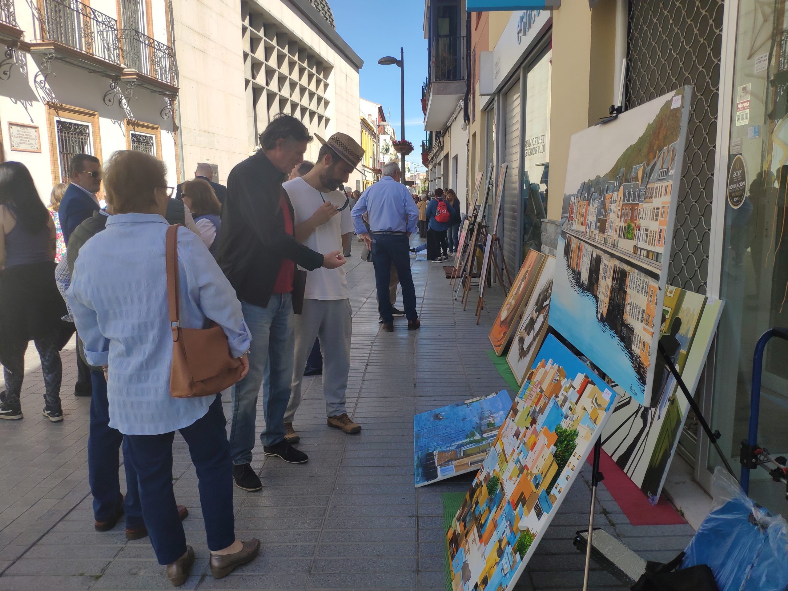 Buen tiempo, mucho arte y público en la calle Real