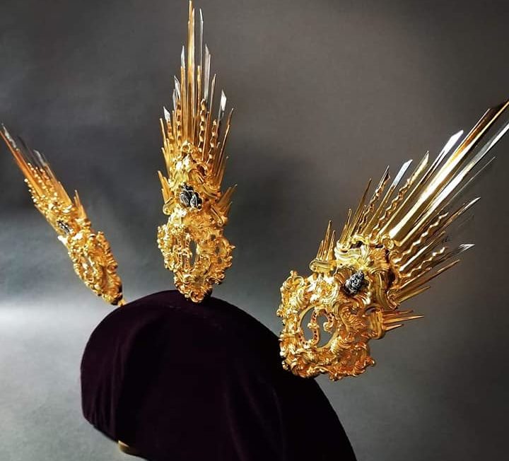 La Hermandad de la Santa Cruz presenta las nuevas potencias del Cristo