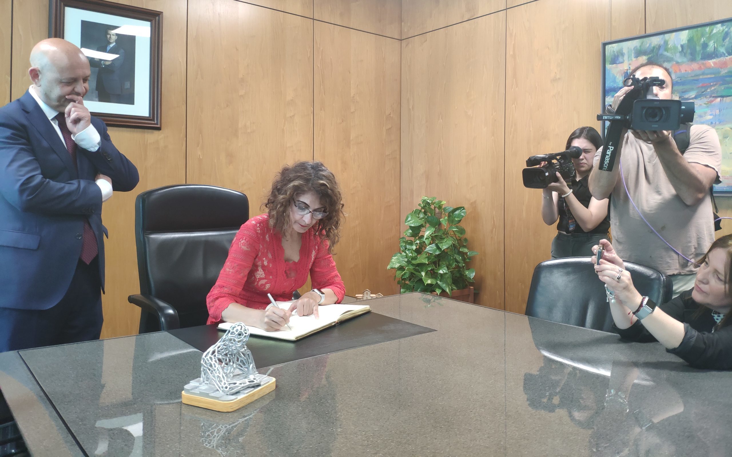 La ministra de Hacienda y Función Pública visita el Ayuntamiento