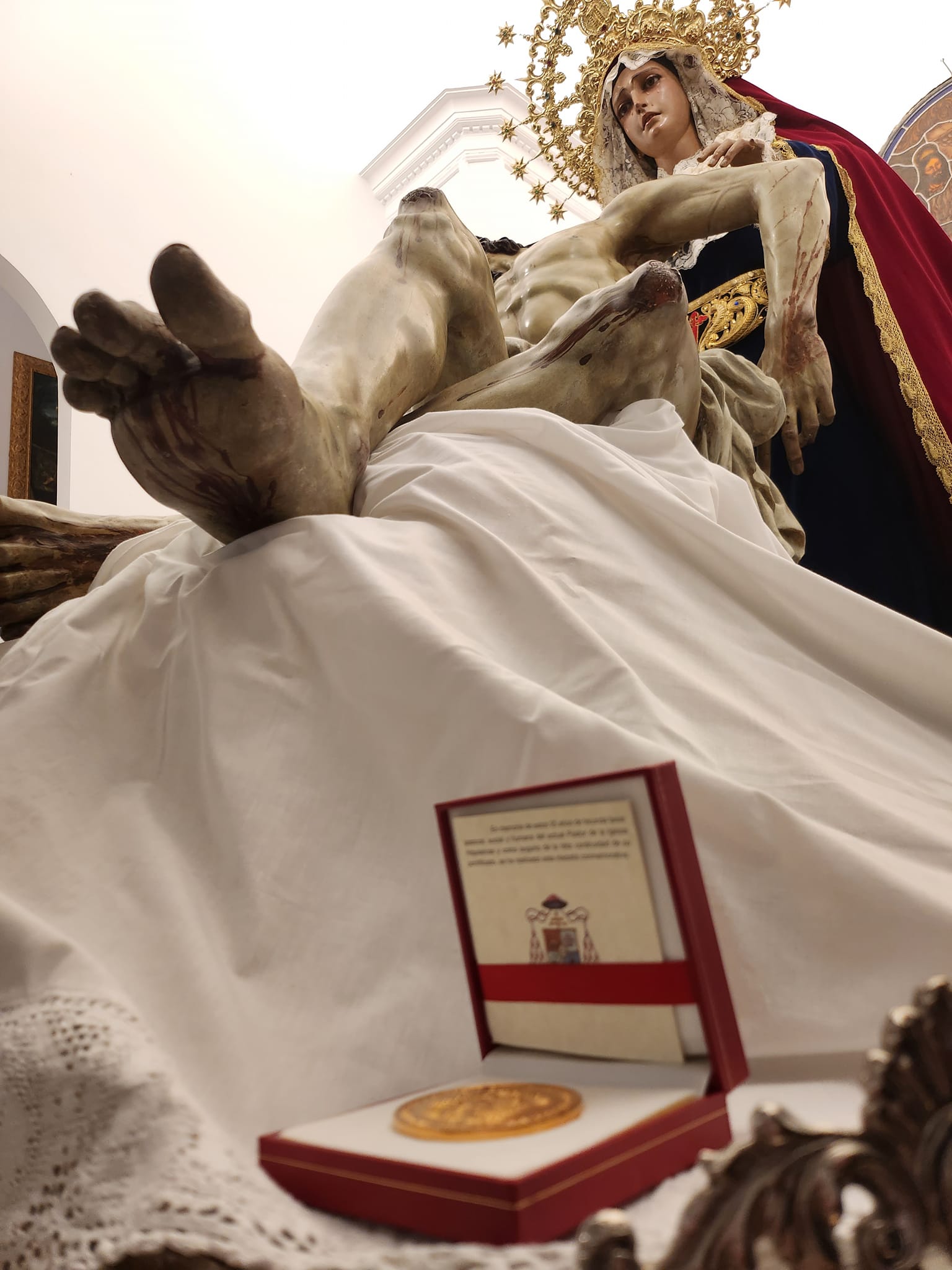 Hermandad Sacramental y cirios rojos en Amargura