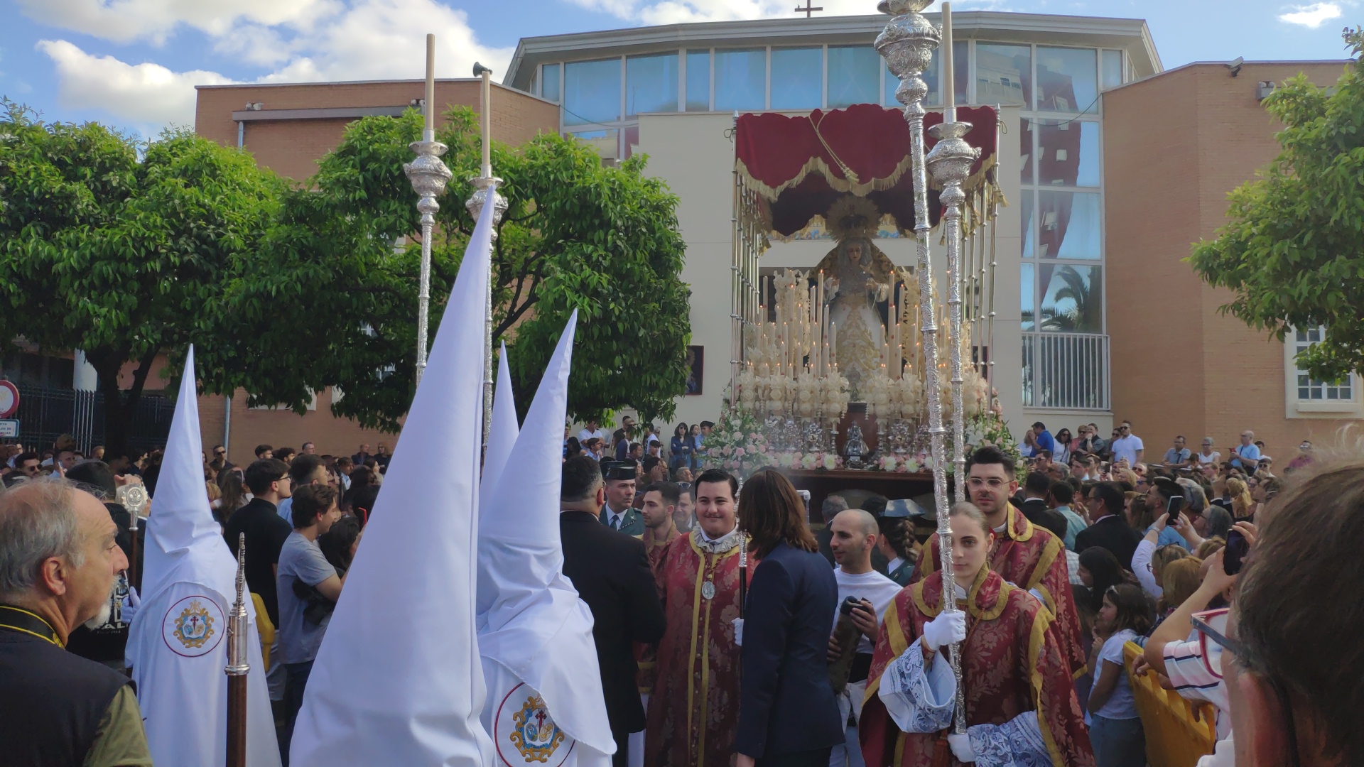 Los primeros nazarenos recorrieron las calles de Montequinto