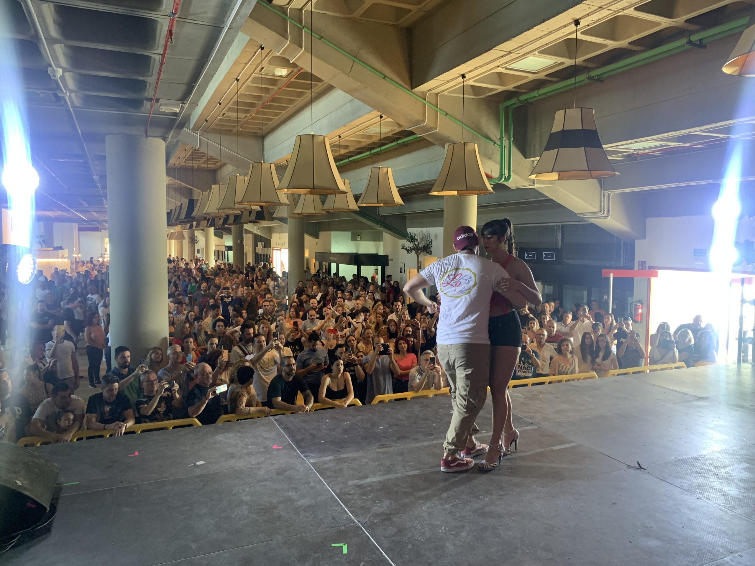 Los bailes latinos inundaron el hipódromo de Dos Hermanas